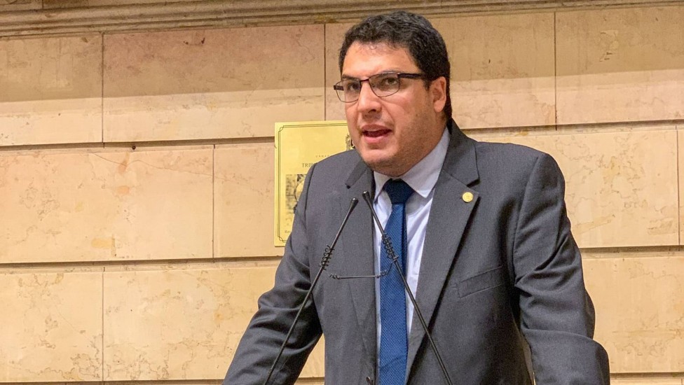 medico,-irmao-de-rodrigo-amorim-da-mau-exemplo-na-tribuna-da-camara