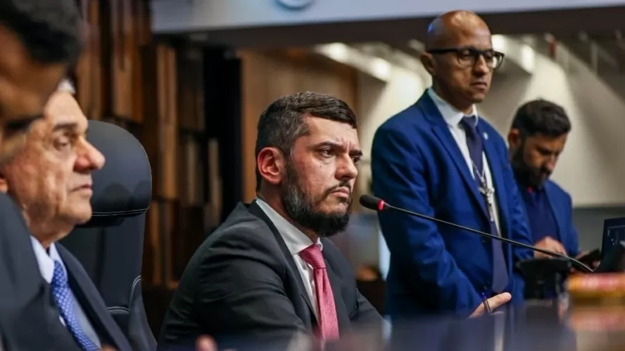 o-presidente-da-alerj-rodrigo-bacellar-uniao-em-sessao-plenaria-no-dia-17-de-setembro-1728578111156_v2_900x506.jpg